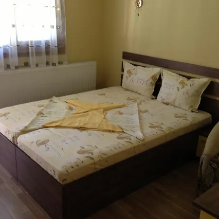Lori Πανσιόν 3*
