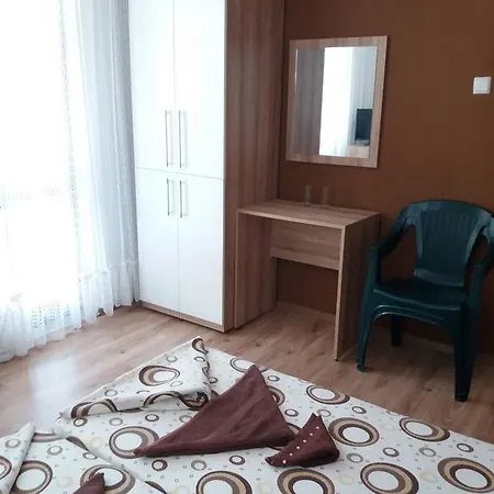 Lori Πανσιόν 3*